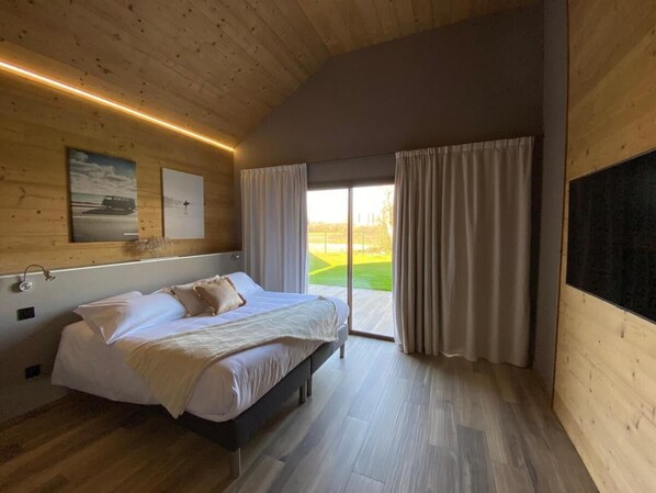 Superior Quadruple Room, Ensuite | Soundproofing, free WiFi, wheelchair access - WORLD HOTEL (Saint-Vulbas)