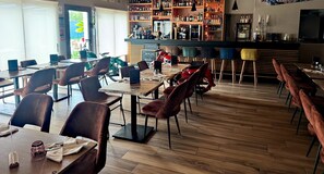 Restaurant - WORLD HOTEL (Saint-Vulbas)