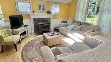 Cottage, 2 Bedrooms | Living area