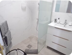 Shower, jetted bath, hair dryer, towels - Marachas house, Jacuzzi, 4 people, Wifi, Nearby Beach (Fuerteventura)