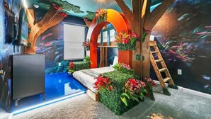 A bedroom with a bed, a desk, and a ladder. - Enchanted Solara Retreat Themed Bedrooms & Pool 5 Townhouse (Kissimmee)