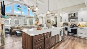 House, 4 Bedrooms | Private kitchen | Fridge, oven, coffee/tea maker, toaster