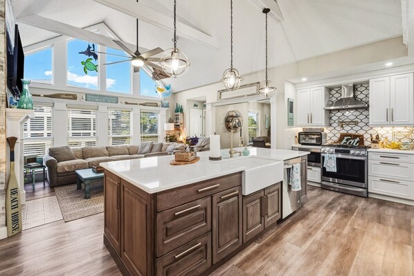 House, 4 Bedrooms | Private kitchen | Fridge, oven, coffee/tea maker, toaster - Santorelli's Seaside Serenety 4 Bedroom Home (Pawleys Island)