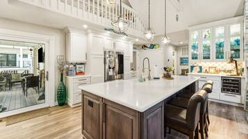 House, 4 Bedrooms | Private kitchen | Fridge, oven, coffee/tea maker, toaster