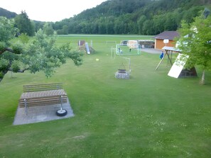 Children's area - 60 m² apartment with private terrace, shared garden, and Wi-Fi (Hayingen)