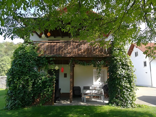 Property grounds - 60 m² apartment with private terrace, shared garden, and Wi-Fi (Hayingen)