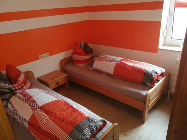 Room - 60 m² apartment with private terrace, shared garden, and Wi-Fi (Hayingen)
