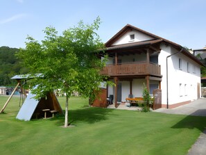 Exterior - 60 m² apartment with private terrace, shared garden, and Wi-Fi (Hayingen)