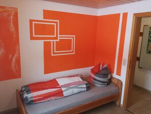 Room - 60 m² apartment with private terrace, shared garden, and Wi-Fi (Hayingen)