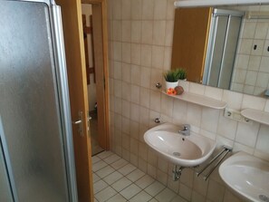 Shower, towels - 60 m² apartment with private terrace, shared garden, and Wi-Fi (Hayingen)