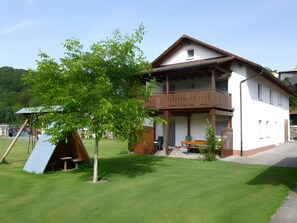 Exterior - 60 m² apartment with private terrace, shared garden, and Wi-Fi (Hayingen)