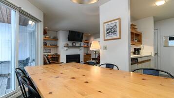 Condo, 2 phòng ngủ | Khu ăn uống