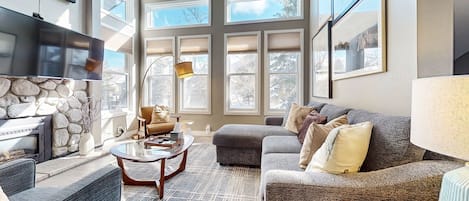 Condo, 3 habitaciones | Área de sala de estar | Smart TV