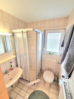 Shower, towels - Apartment '70m²' with Shared Garden, Balcony and Wi-Fi (Hayingen)