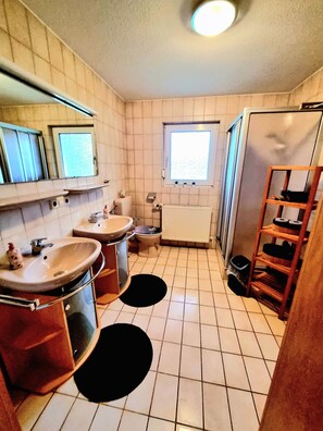 Shower, towels - Apartment '70m²' with Shared Garden, Balcony and Wi-Fi (Hayingen)