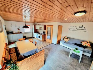 TV, ping pong - Apartment '70m²' with Shared Garden, Balcony and Wi-Fi (Hayingen)