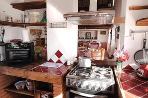 Full-sized fridge, microwave, stovetop, dishwasher - La Selenita  (Sucre)