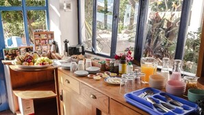 A kitchen counter with breakfast items, utensils, and a view of the outdoors. - La Selenita  (Sucre)