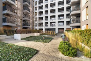 Exterior - Elegant Apartment | Parking, Garden and Bath. (Poznań)