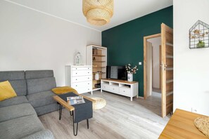 TV, offices - Elegant Apartment | Parking, Garden and Bath. (Poznań)