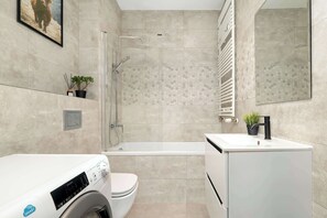 Shower, hair dryer, towels, shampoo - Elegant Apartment | Parking, Garden and Bath. (Poznań)