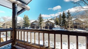 Property grounds - Modern Mountain Home. Private Washer/Dryer, Gas Grill. Quiet Location (Mammoth Lakes)