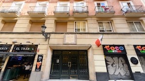 A multi-story building with a pizzeria on the ground floor, balconies with railings, and a sign for 'Coco Cratina'. - M Nda11bii Acogedor Estudio Interior con Todas la (Madrid)
