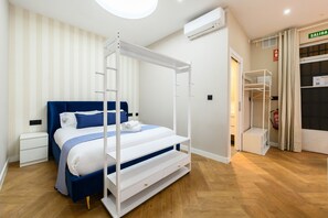 A bedroom with a four-poster bed, a white nightstand, a wardrobe, and a ceiling-mounted air conditioner. - M Nda11bii Acogedor Estudio Interior con Todas la (Madrid)
