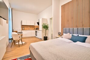 Deluxe appartement, 1 kingsize bed, keuken, uitzicht op stad | Privékeuken | Een koelkast/vriezer, een oven, een vaatwasser