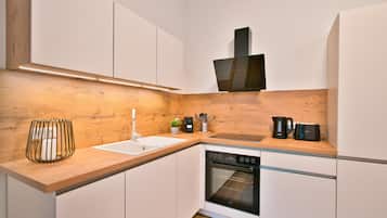 Deluxe Apartment, 1 King Bed, Kitchen, City View | Private kitchen