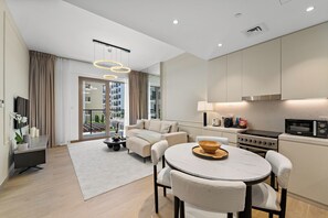Eine moderne Wohnung mit Wohnzimmer, Essbereich und Küche.