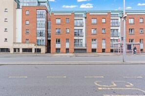 Exterior - Lovely 2-bedroom apartment in serene Beauchamp perfect for your stay (Coventry)