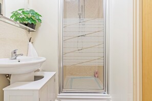 Hair dryer, towels, soap, toilet paper - Lovely 2-bedroom apartment in serene Beauchamp perfect for your stay (Coventry)