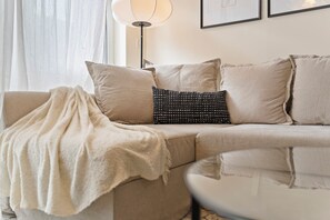 Living area - Lovely 2-bedroom apartment in serene Beauchamp perfect for your stay (Coventry)