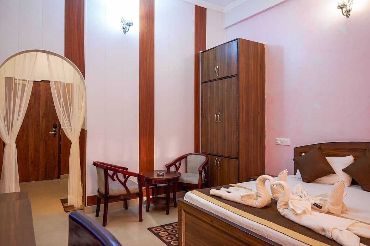 Escritorio, espacio para trabajar con laptop y wifi gratis