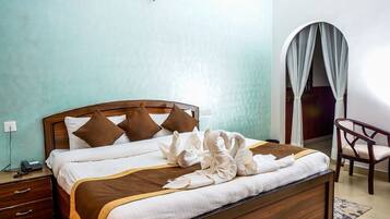 Quarto casal luxo, sacada | Escrivaninha, espaço de trabalho para notebook, Wi-Fi de cortesia