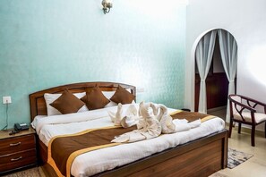 Escritorio, espacio para trabajar con laptop y wifi gratis 