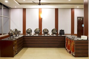 Desayuno buffet diario (INR 300 por persona)