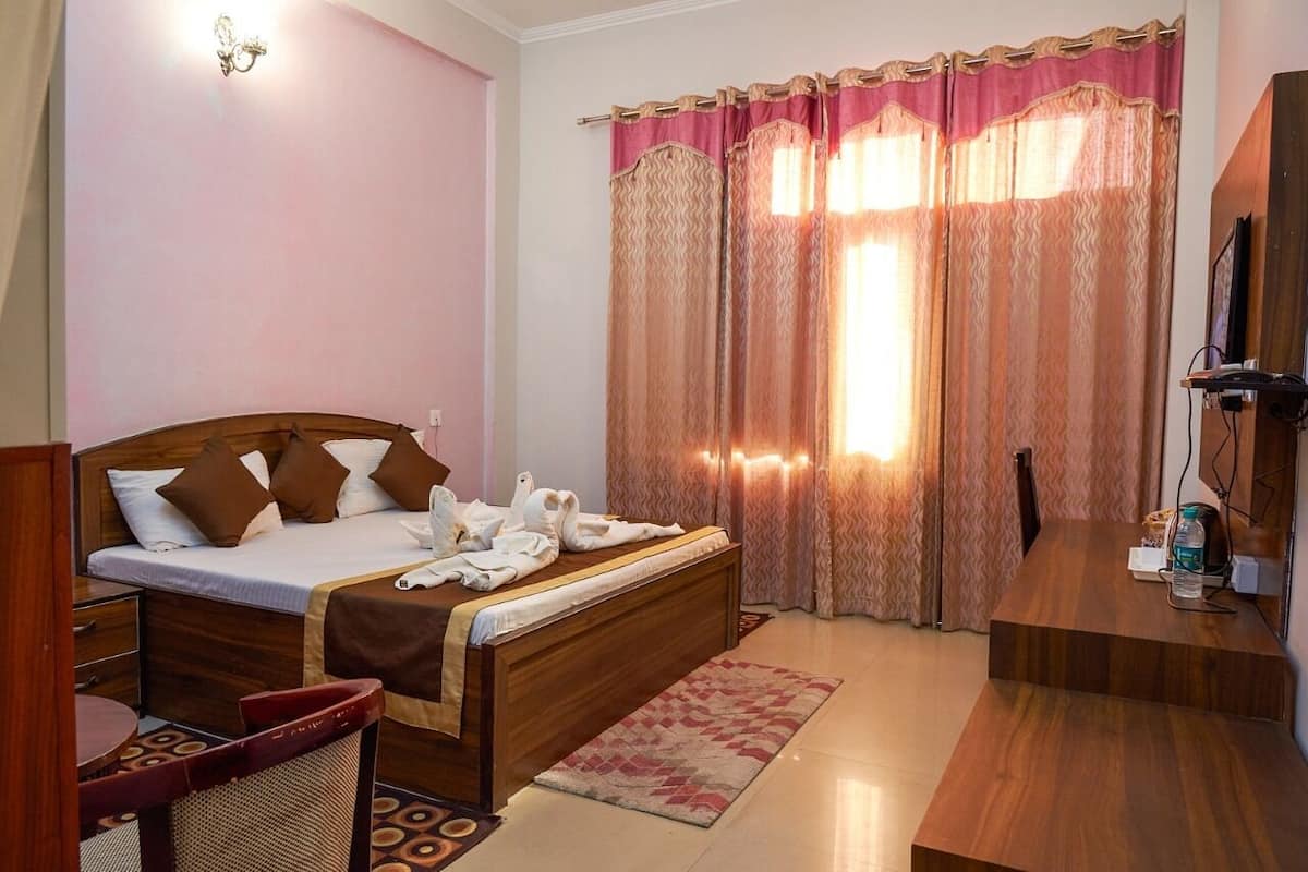 Escritorio, espacio para trabajar con laptop y wifi gratis