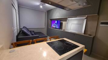 Deluxe Studio, Pool View | Private kitchenette