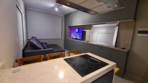 Deluxe Studio, Pool View | Dapur kecil peribadi