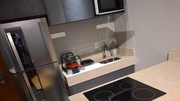 Deluxe Studio, Pool View | Private kitchen