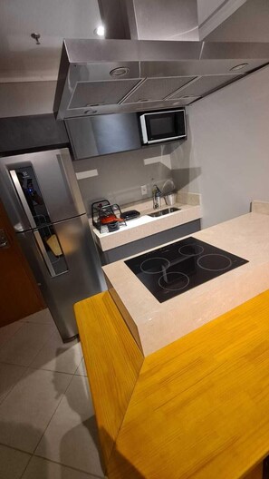 Deluxe Studio, Pool View | Dapur peribadi