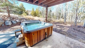 Outdoor spa tub - Pet Friendly, Private Hot Tub! Great for Gatherings, Teams. 2 Living Areas! (Silverthorne)