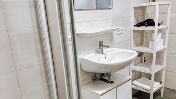 Dusche, kostenlose Toilettenartikel, Haartrockner, Handtücher