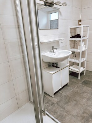 Shower, free toiletries, hair dryer, towels - Dorey Home P9 - Stylish apartment (Passau)