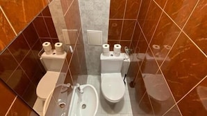 A bathroom with two toilets, a bidet, and a sink. - Fantastic Inn Warsaw - CH10 (Warsaw)