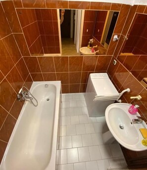 Sèche-cheveux, serviettes fournies, savon, papier toilette