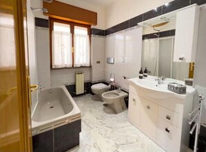 Een haardroger, een bidet, handdoeken, zeep