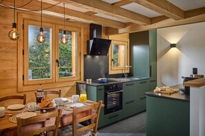 Oven, coffee/tea maker - Chalet Juno - sleeps 5 guests, parking, wifi - Chamonix All Year (Chamonix)